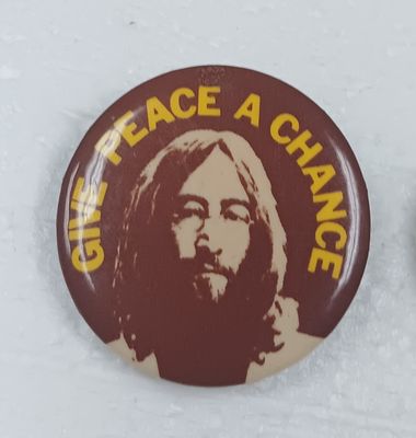 MACARON VINTAGE JOHN LENNON GIVE PEACE A CHANCE