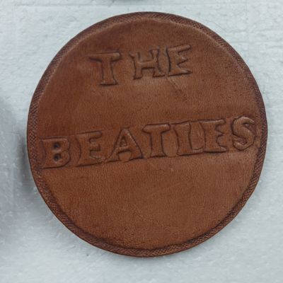 MACARON VINTAGE EN CUIR VERITABLE THE BEATLES