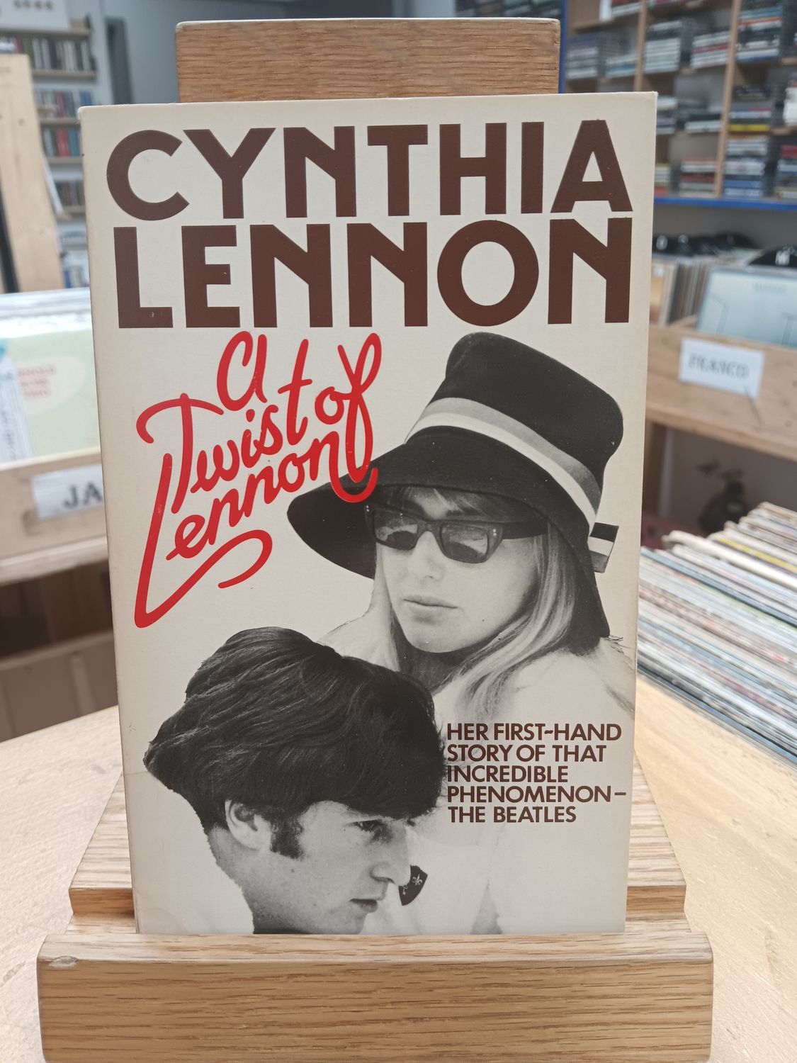 CYNTHIA LENNON - A TWIST OF LENNON (LIVRE)