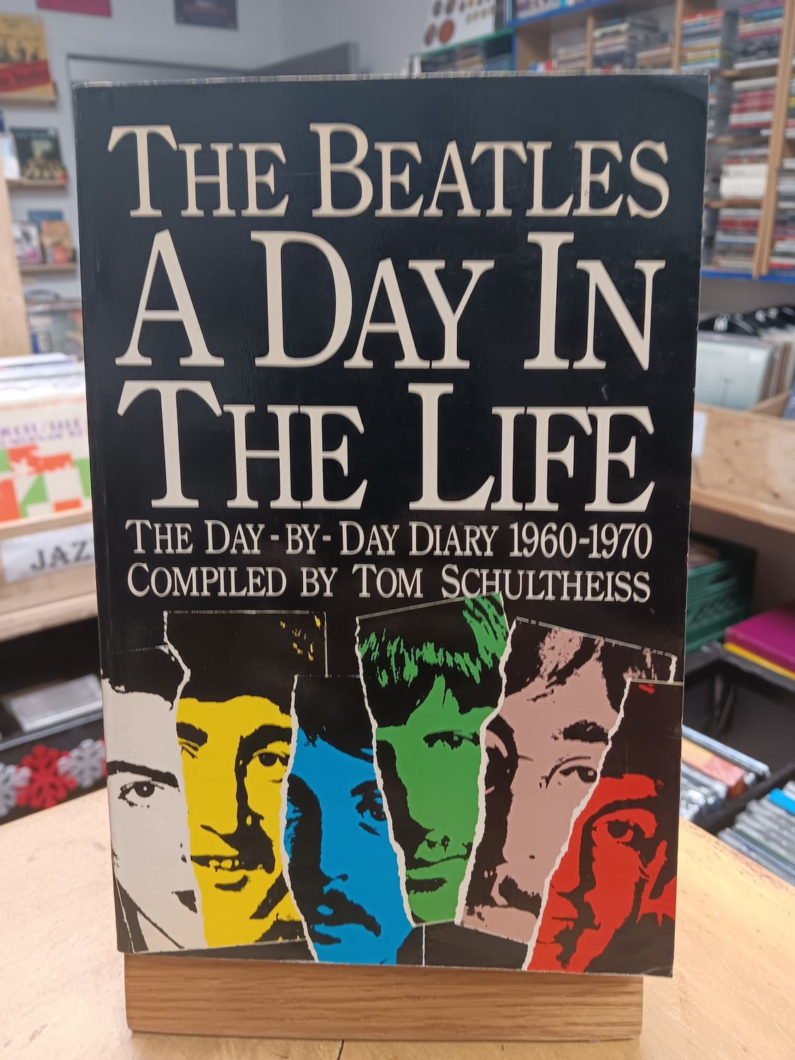 TOM SCHULTHEISS - THE BEATLES A DAY IN THE LIFE (LIVRE)