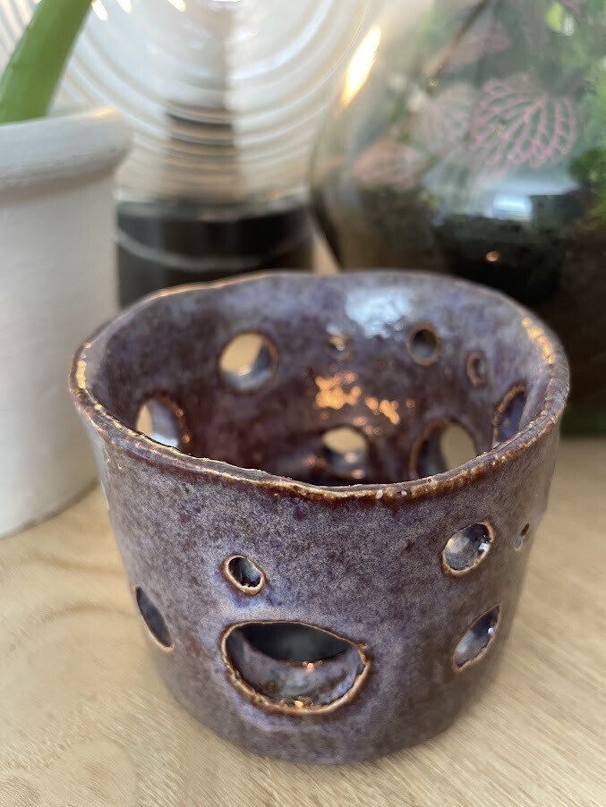 Theelichthouder - Strak gaatjes - Kleur glazuur: Merlot