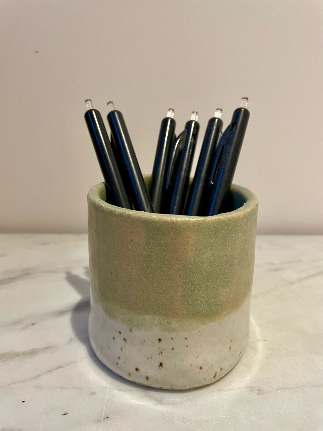 Pennenpot - Glazuur: Pistache/sproetjes