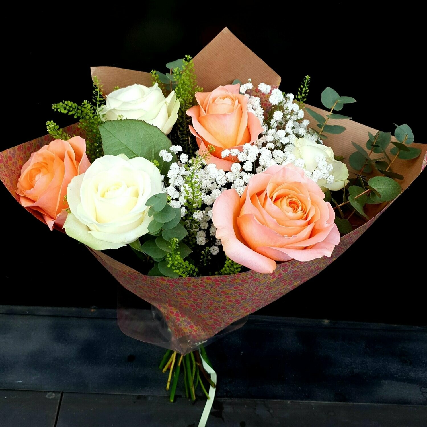 Bouquet de 7 roses, gypsophile et eucalyptus