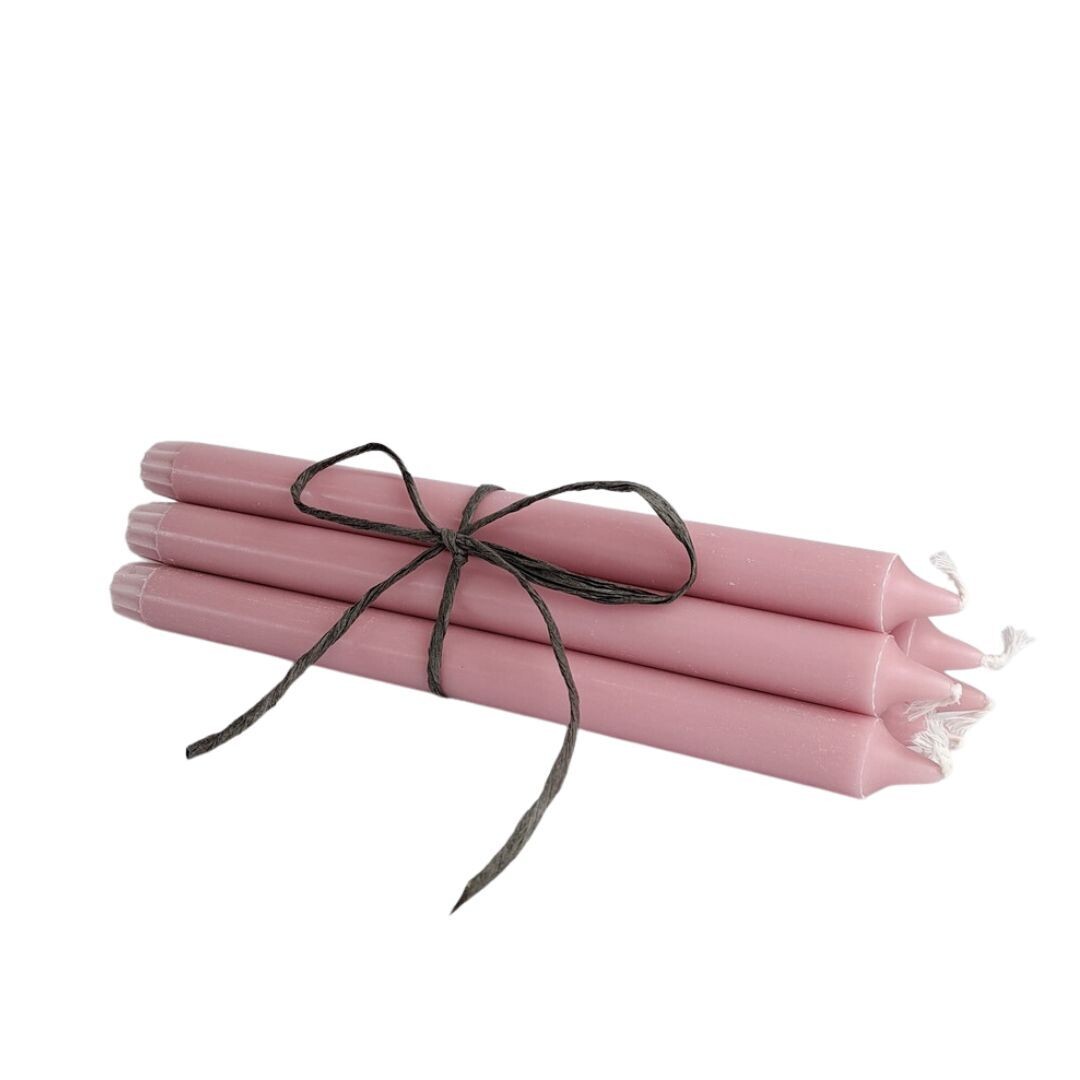 Garās vakariņu sveces no stearīna skaistā pasteļu rozā krāsā