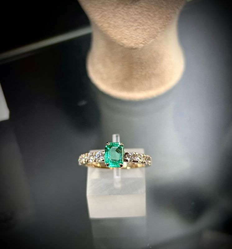 Anello Smeraldo e Diamanti 