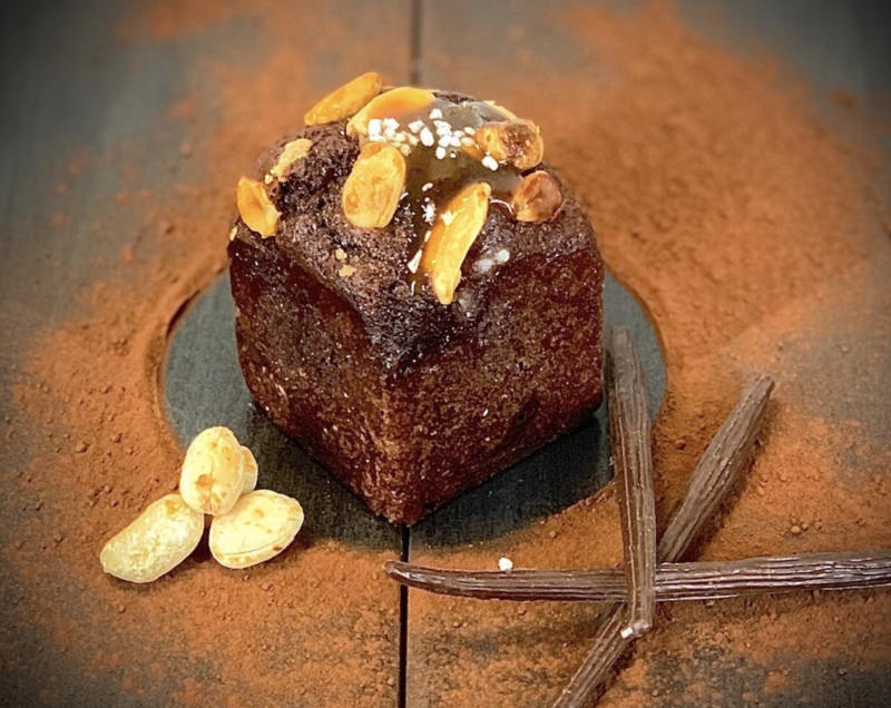 Cake brownies Caramel beurre salé et cacahuètes nougatine chocolat  pépites