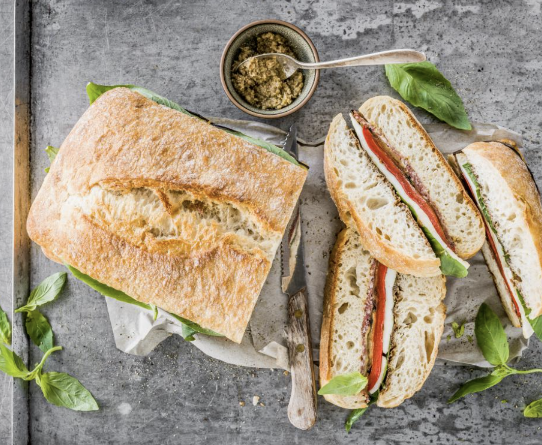 Sandwich ciabatta à la courge, ricotta Suisse, pousses d&#39;épinards, graines germées et torréfiées