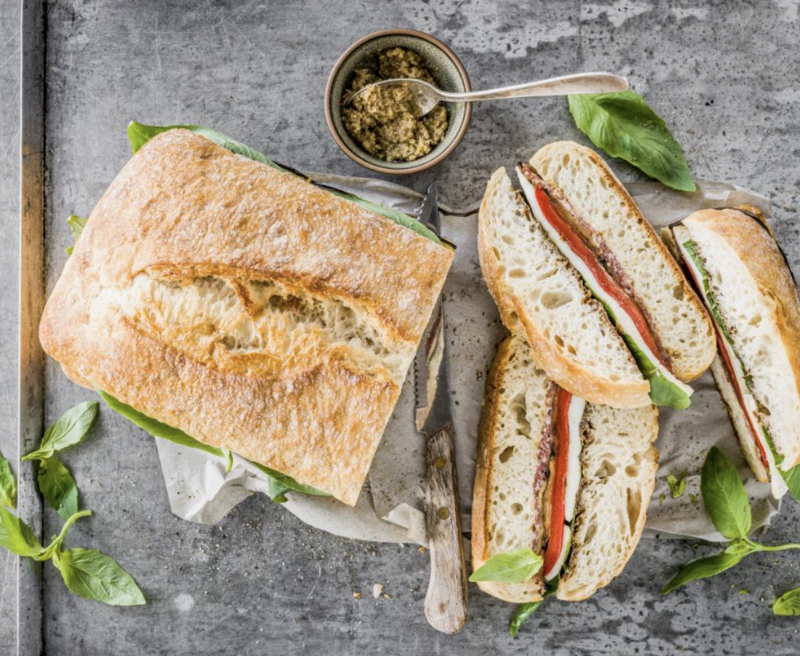 Sandwich italien au jambon cru, roquette, tomate et parmesan