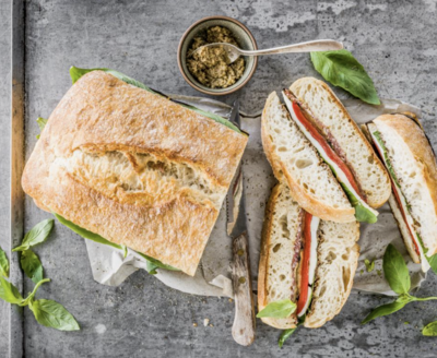 Sandwich italien ciabatta au jambon cru, roquette, tomate et parmesan