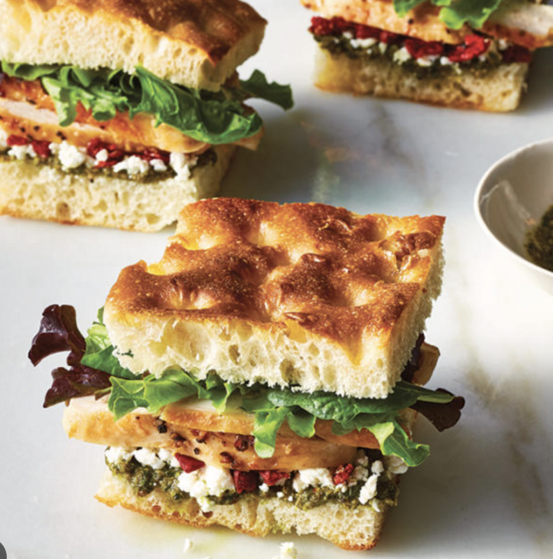 Focaccia poulet chorizo salade crème de poivron graines germées et concombre