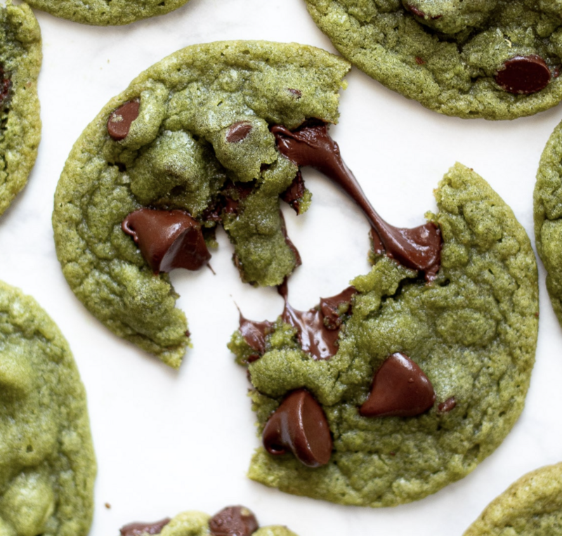 Big Cookie au thé matcha et chocolat blanc, cranberries, noisettes et amandes et coco râpé 