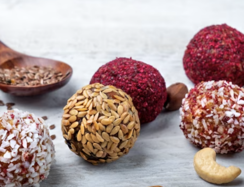 Boules d’Energie aux dattes medjhoul, gingembre, noix de cajou et noix de macadamia, cacao 
