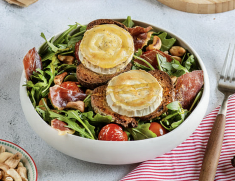 Saladine de rampons au chèvre chaud,tomate sechée, trilogie de légumes doré &amp; mélange de graines torréfiées