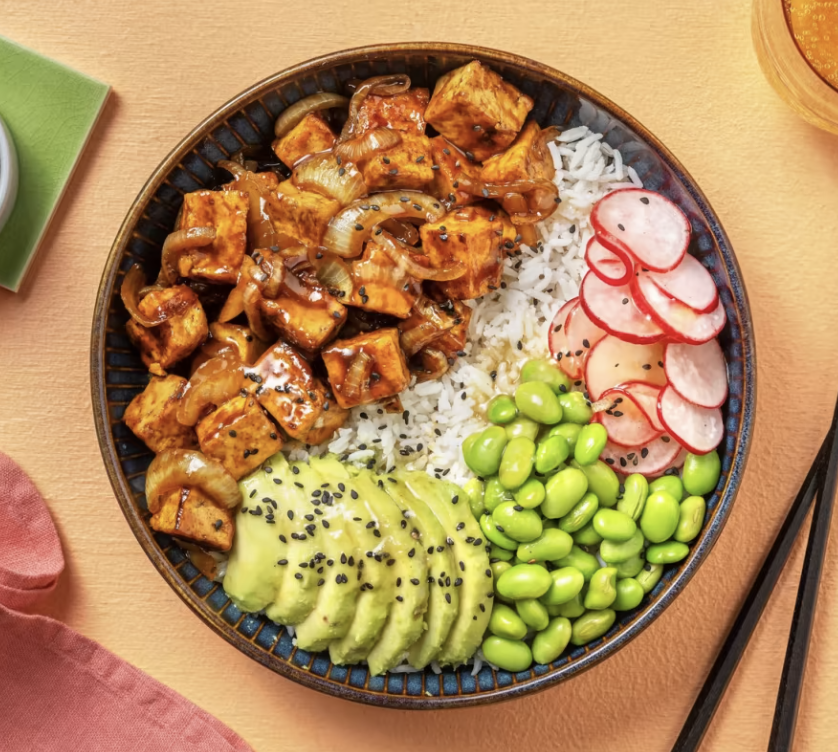 Poke bowl de tofu grillé, quinoa, mangue, chou rouge, concombre, avocat, ciboulette, oignon frais