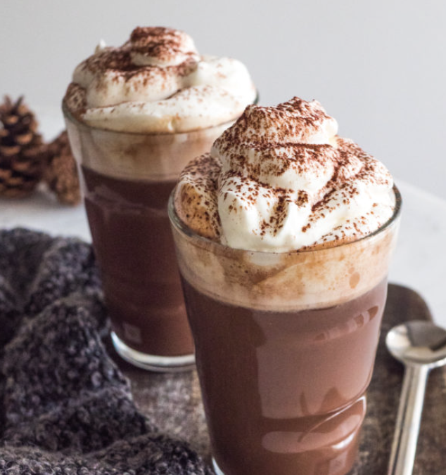 Chocolat viennois (crème chantilly et poudre de cacao)