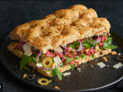 ​Spéciale focaccia farcies du Chef : steak haché, galettes de brocolis, rucola et sauce tartare