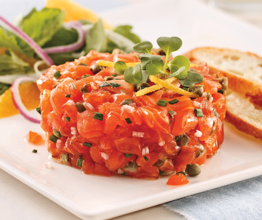 ​ Tartare de saumon et sa sauce aux herbes fraîches accompagné petite salade et toast maison