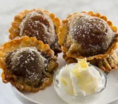 Raviolis farcies d&#39;une ganache de chocolat, accompagné d&#39;une crème mousseline à la vanille de Madagascar