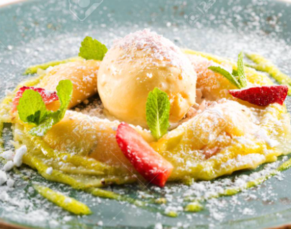 Raviolis farcis au curd d&#39;ananas sur lit de crème anglaise