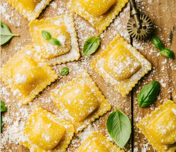Ravioli a la courge, beurre, sauce, julienne de jambon de parme &amp; copeaux de parmesan
