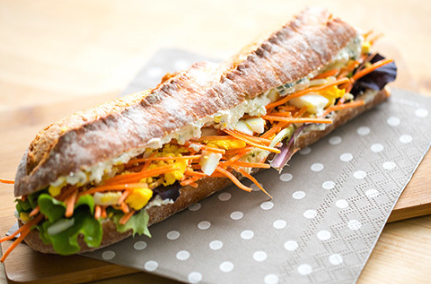 Sandwich ciabatta nature, salade, tomate, mozzarella et pesto maison, vinaigrette​