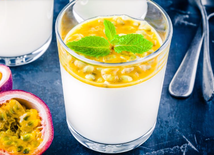 Panna cotta à la vanille, fruits de la passion &amp; kiwi