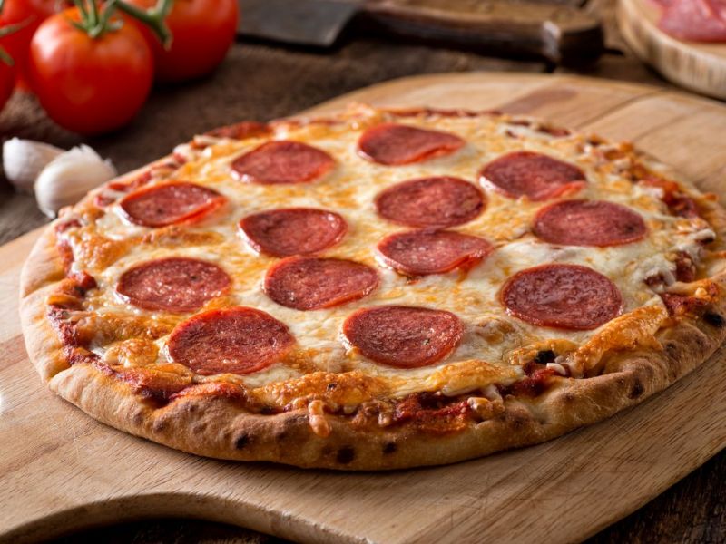 Pizza Margherita &amp; Salami Piquant
