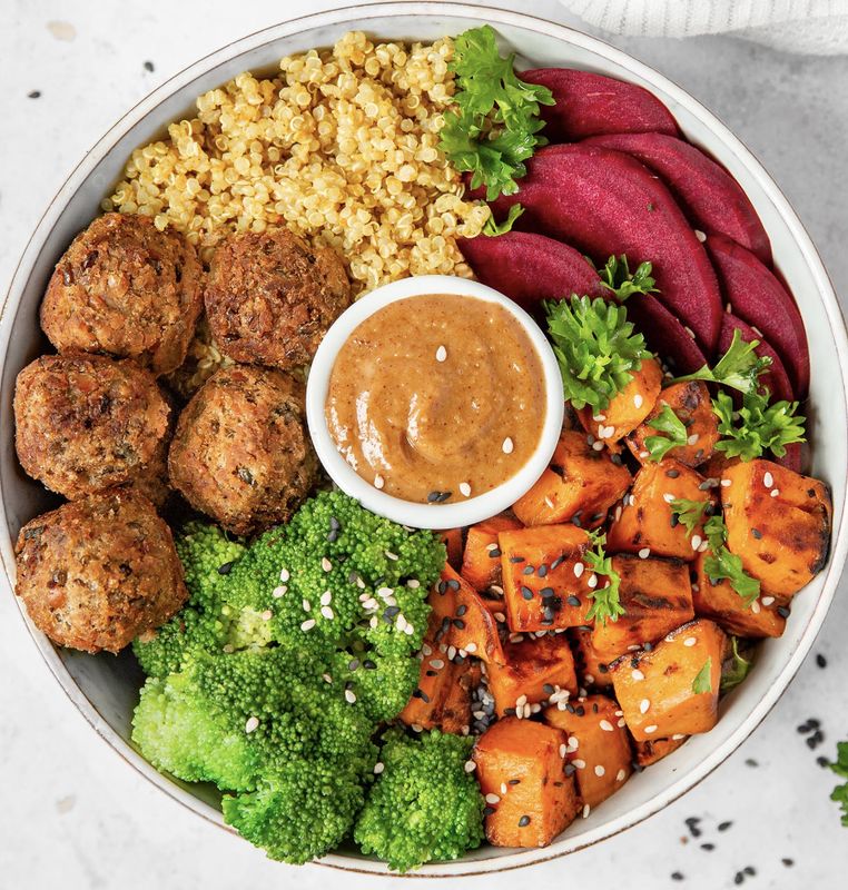 Poke bowl de falafels, quinoa, concombre, betteraves, avocat, chou rouge, sésame, sauce blanche maison