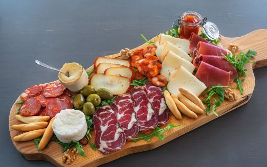 Planchette, charcuterie, fromage accompagné d'une planchette végétarienne