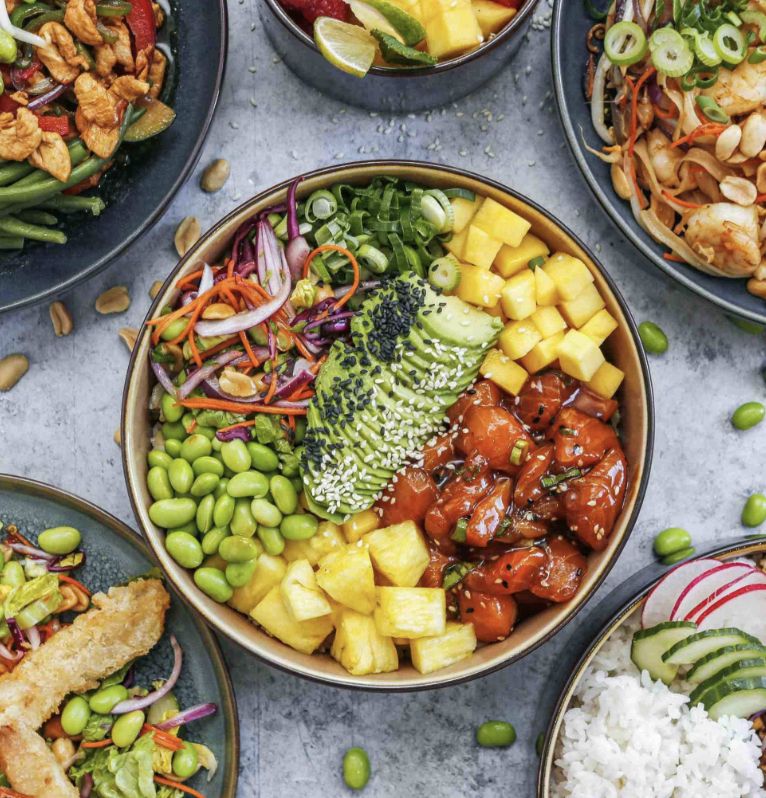 Poke bowl au thon, quinoa, avocat, fèves de soja, chou rouge, radis, gingembre mariné, oignons frais