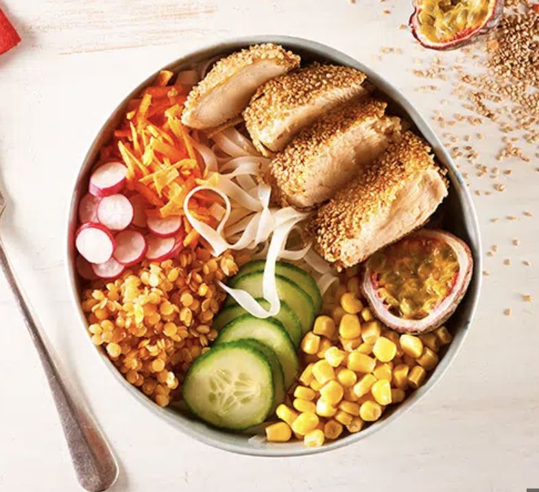 Poke bowl de poulet grillé, riz basmati, mangue, concombre, carotte, chou blanc, graines de sésame, oignon frit