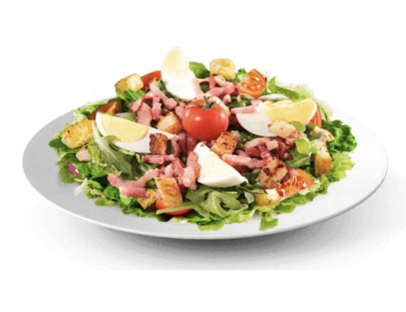 salade campagnarde aux lardons du pays, gruyère mi-doux &amp; son oeuf pochée à l'ail des ours