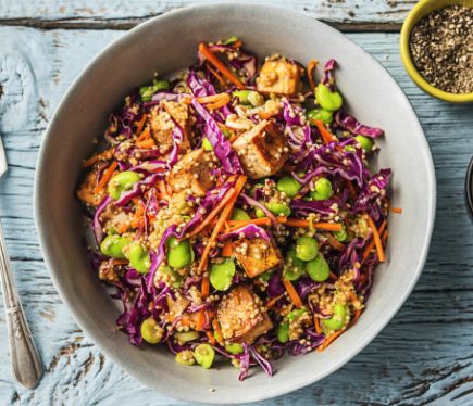 Salade quinoa, cranberry, tofu poêlé au soja, brocolis frais vapeur, œuf, poché mix de graines torrefiée et sauce yaourt a l'aneth