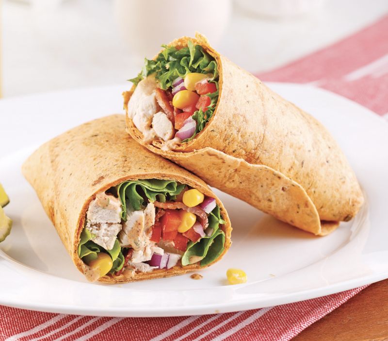 Wrap tortilla poulet tex-mex, oignons rouge, salade, poivrons &amp; cheddar