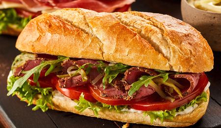 Sandwich baguette roastbeef avec salade et concombre, sauce mayonnaise à la moutarde à l’ancienne