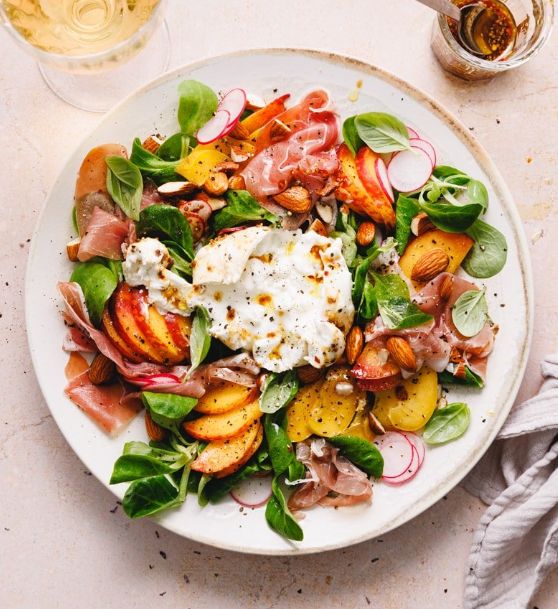 Salade de tomates, burrata, roquette, olives &amp; jambon cru