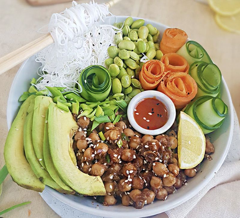 Poke bowl aux crevettes, sauce miel-soja, riz basmati, carotte, wakame - fèves de soja, chou blanc, melon, ciboulette