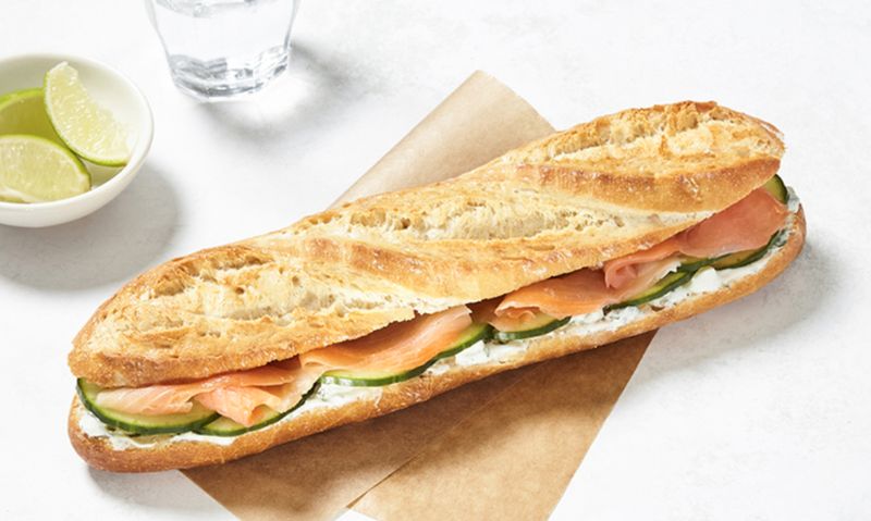 Sandwich ciabatta salade, tomate concombre et saumon au citron,  et sauce moutarde.