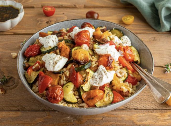 Petite salade de pousses d'épinard, légumes grillés &amp; crème de balsamique