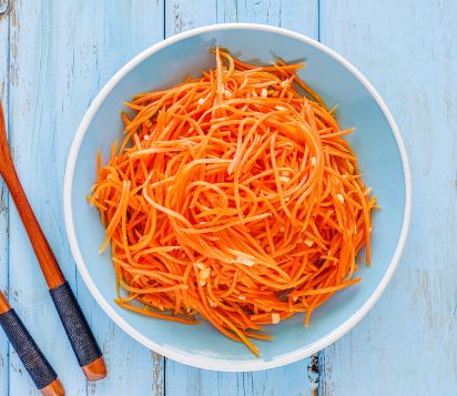 Salade de carottes au citron confit, yaourt aux herbes