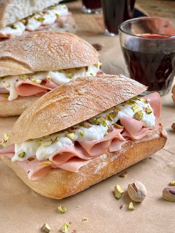 Sandwich Mortadelle, stracchino, roquette, graines de pistache