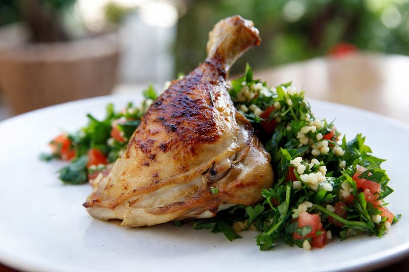 Cuisse de poulet rôti accompagnée d’un taboulé méditerranéen