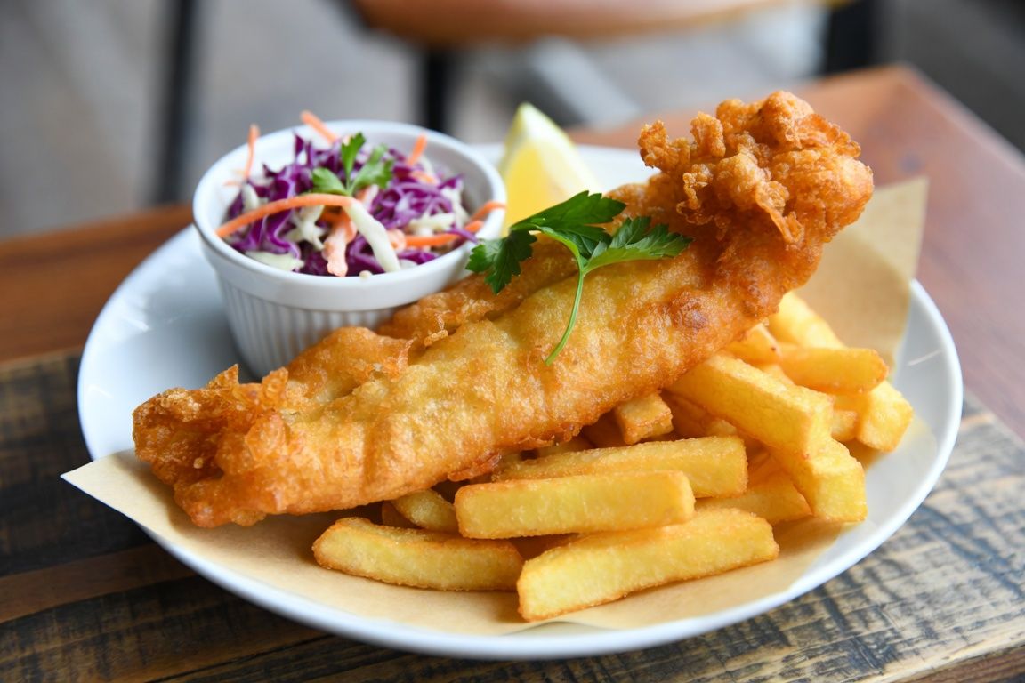 Fish and chips avec salade de coleslaw
