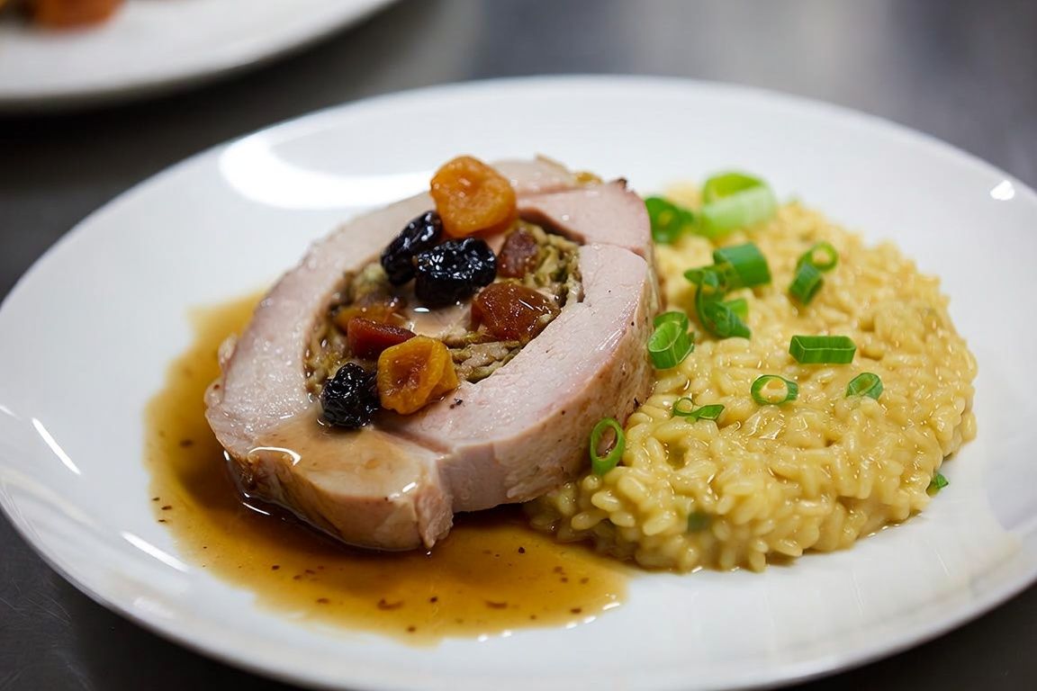 Rôti de porc farci aux fruits secs, sauce aux échalotes, avec risotto aux poireaux