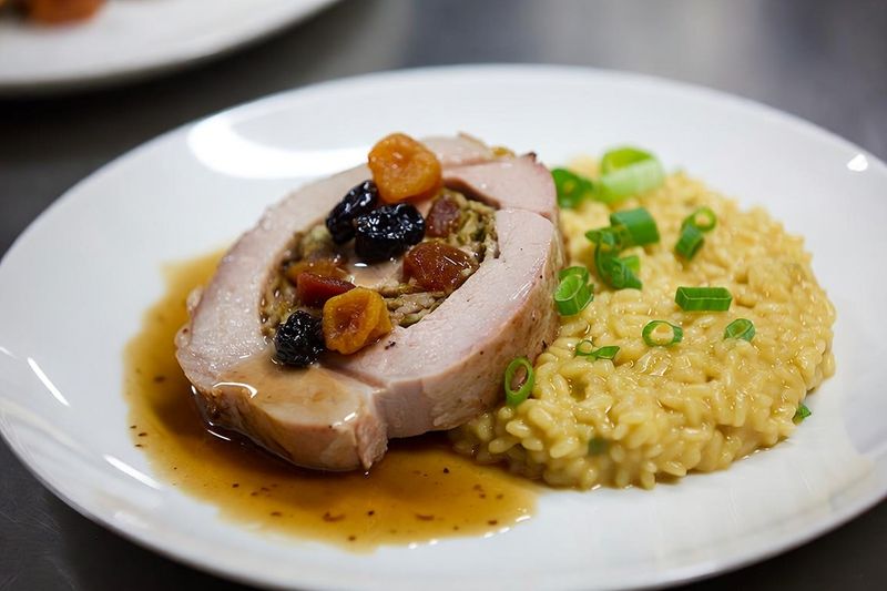 Rôti de porc farci aux fruits secs, sauce aux échalotes, avec risotto aux poireaux