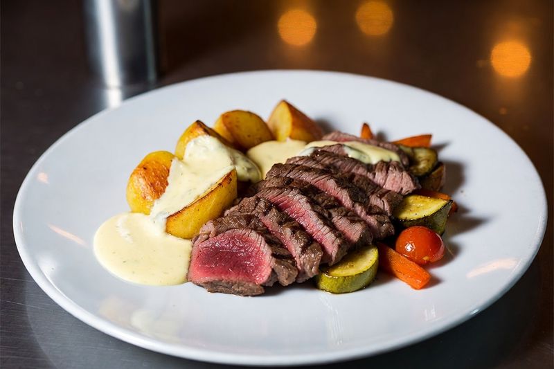 Tranches de bœuf grillé, sauce béarnaise, potatoes et légumes rôtis