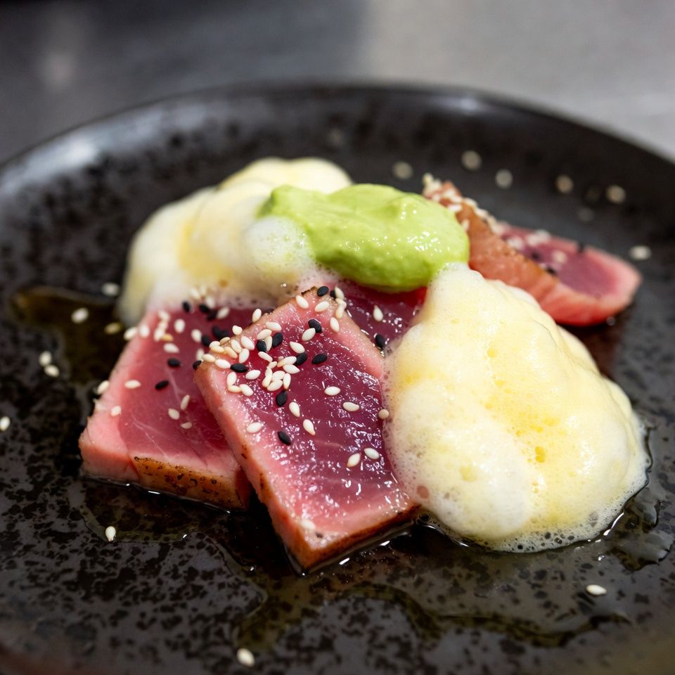Tataki de thon rouge aux deux sésames avec son écume de Yuzu et son espuma d’avocat