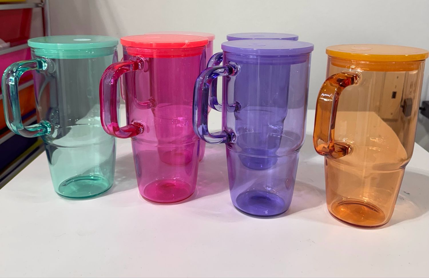 Vasos de vidrio diferentes colores con popote y tapa 