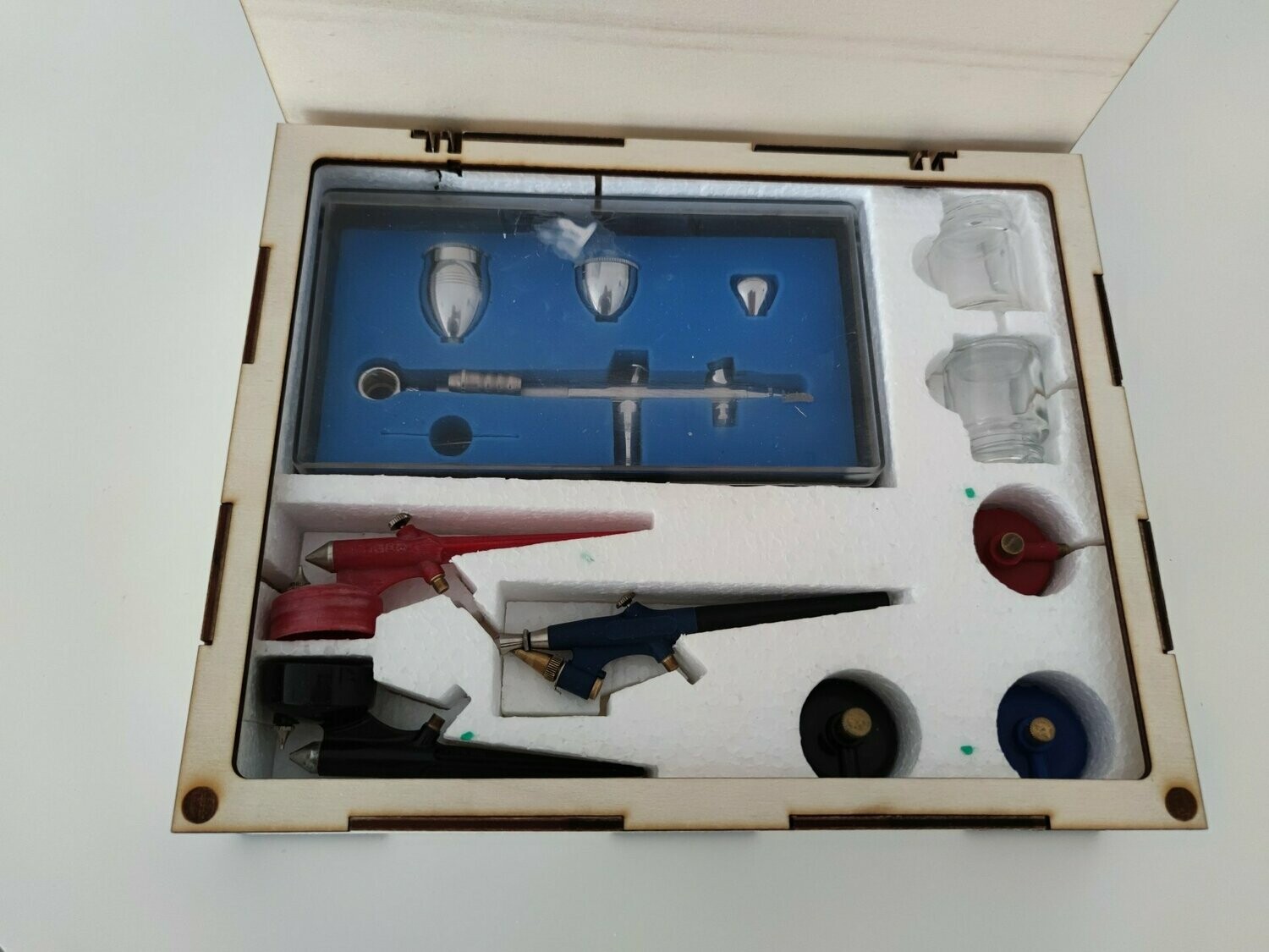 Holzkiste für Airbrush Pistolen, Farben & Zubehör in verschiedenen Designs