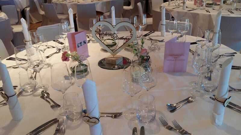 Holzherz als schöne Tischdeko für Ihre Hochzeit